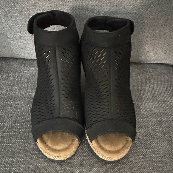 Skechers summer wedges! Cute! - Picture 2 of 5